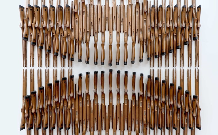 Imagen principal - Sobre estas líneas, 'Combate de boxeo por la democracia directa' (1972), de Beuys. A la derecha, 'Más lista que idealista', de Esther García Llovet. Arriba, 'Iván 3' (2020), de Marco A. Castillo