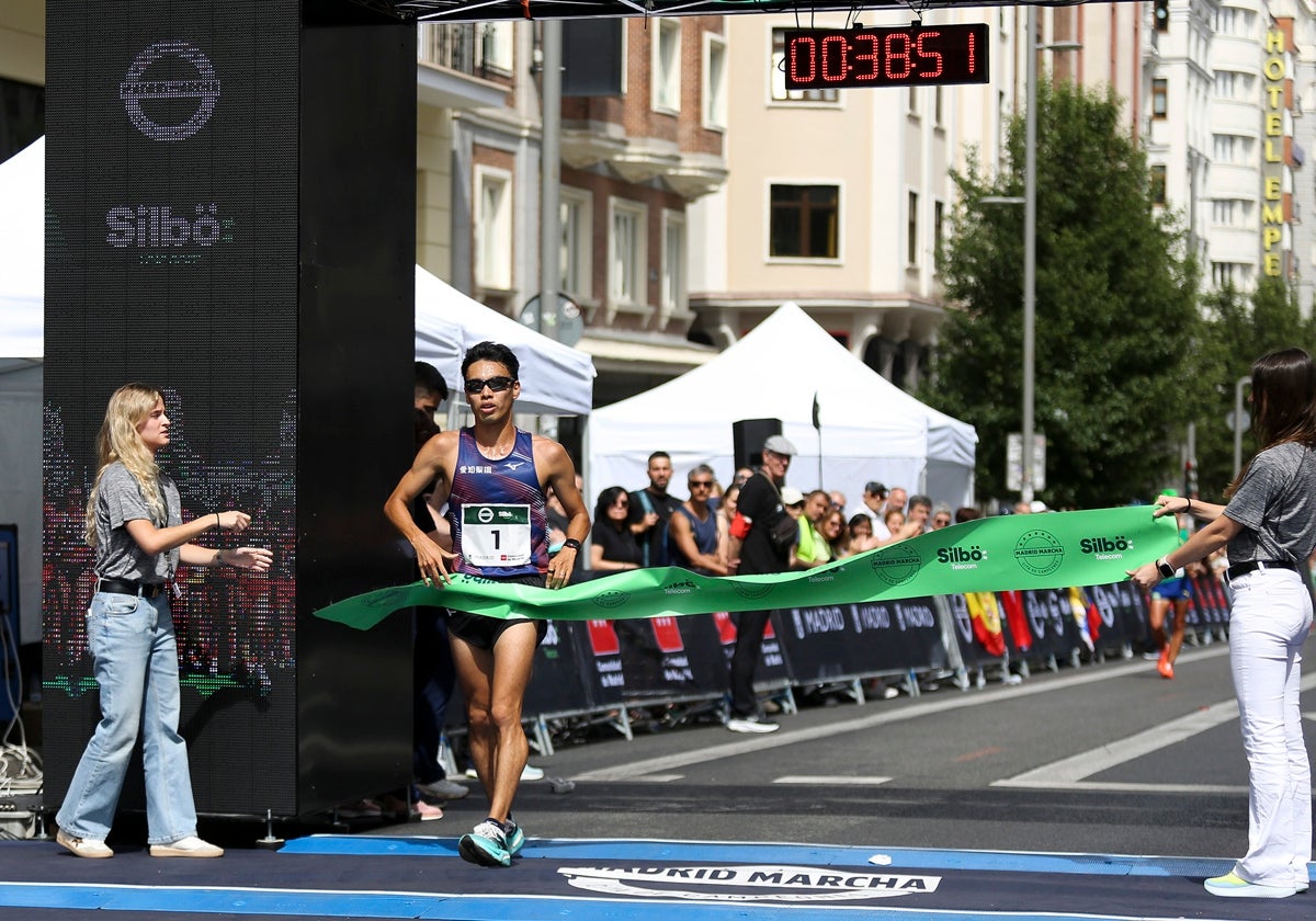 Yamanishi, en el momento de cruzar la meta como vencedor