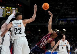 El Real Madrid se adelanta ante el Baskonia con esfuerzo