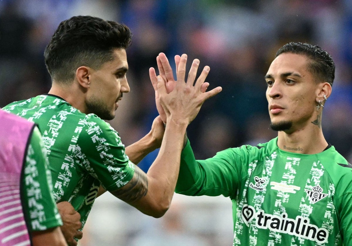 Antony y Bartra chocan sus manos durante el calentamiento previo a la final de la Conference Betis - Chelsea