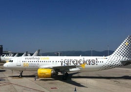 Condenan a Vueling a pagar más de 13.500 euros a 12 pasajeros por cancelar un vuelo y les reconoce daños morales