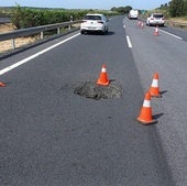 Obras de relleno del socavón en el kilometro 56 que mantiene cortado el tramo Bollullos-Niebla sentido Huelva
