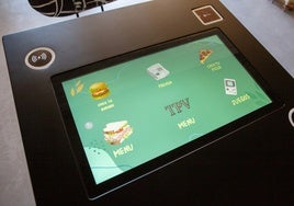 Diseñan una mesa de bar interactiva para pedir, pagar o divertirse con un videojuego en la espera