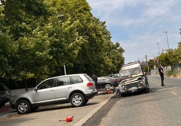 Arde un coche en la calle junto al centro comercial El Tablero