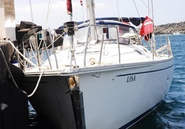 Un velero queda a la deriva con dos tripulantes en Pontevedra y tiene que ser remolcado