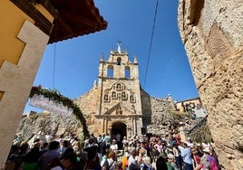 Unas 4.000 personas acompañan a la Virgen de la Cueva en una romería que ocurre cada medio siglo