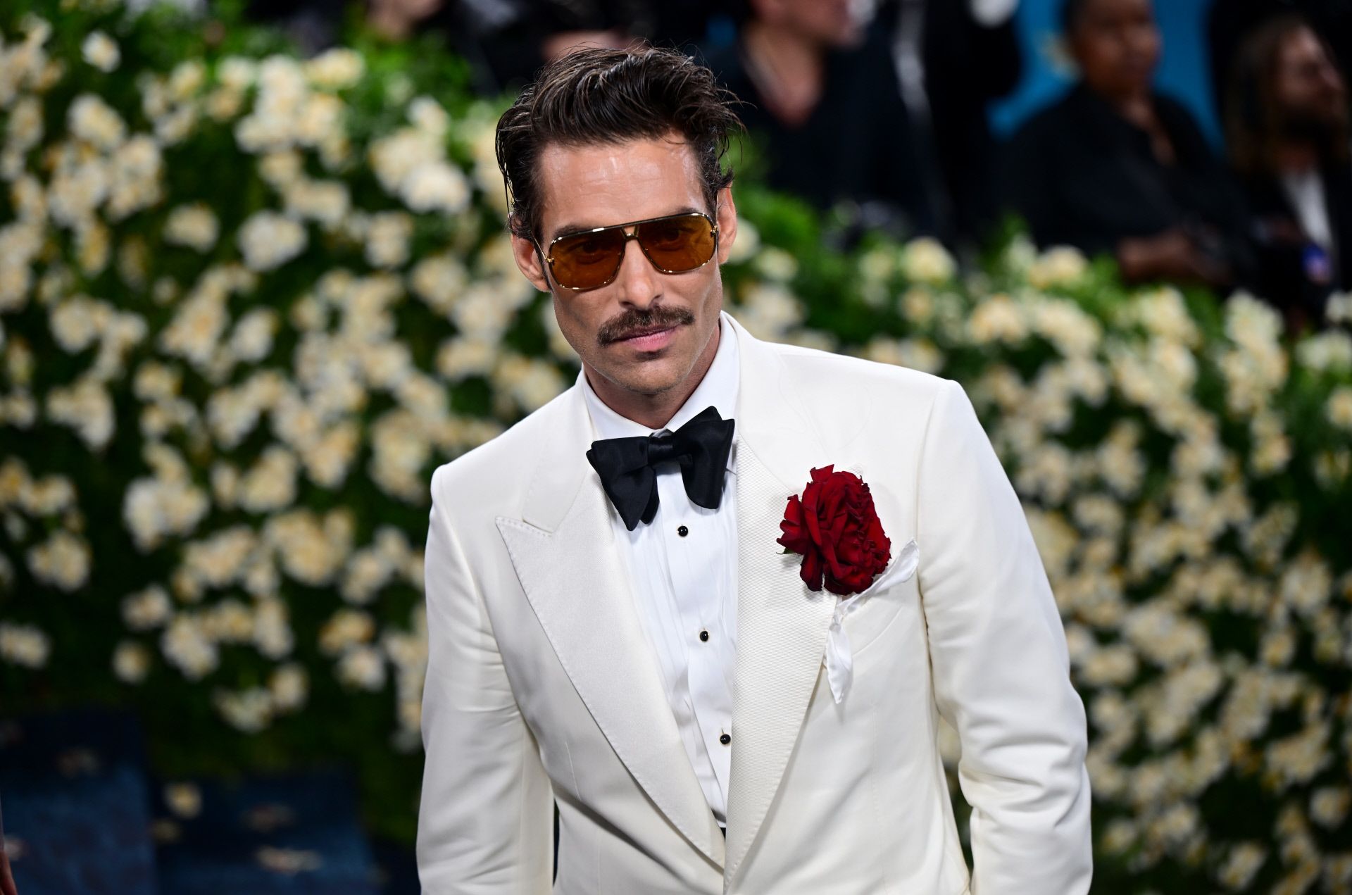 Jon Kortajarena fue, junto a Rosalía y Georgina, la representación española. El actor y modelo se decantó por un esmoquin de Balmain con chaqueta y camisa blanca y pantalón y pajarita en negro. En la solapa lució una rosa roja.