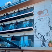 Imponente fachada del ON Aleta Room, con las terrazas mirando al mar