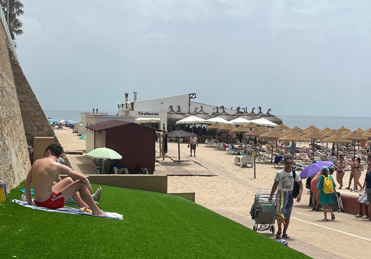 La 'zona verde' de esparcimiento en la playa de Santa María del Mar de Cádiz